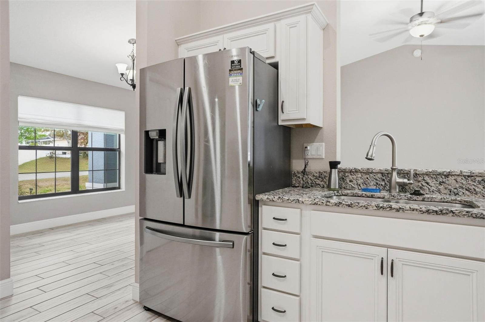 Listing photo id 11 for 4128 Everett Avenue