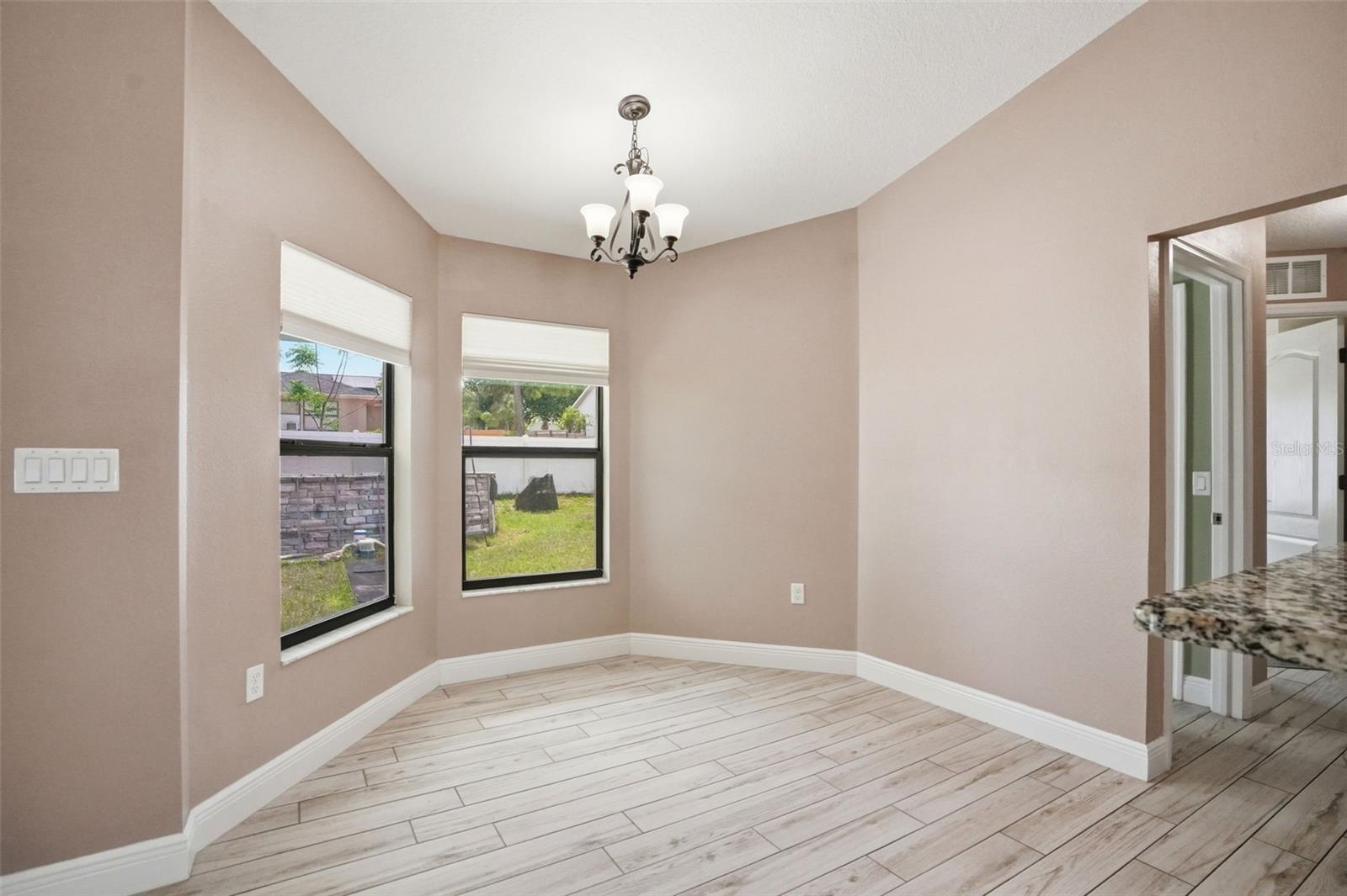 Listing photo id 12 for 4128 Everett Avenue