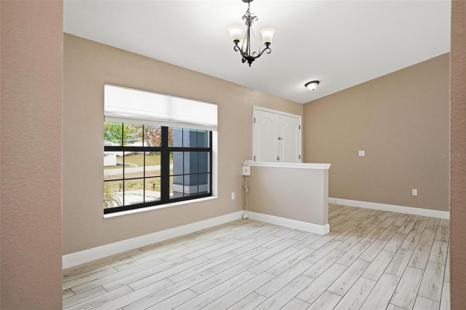 Listing photo id 14 for 4128 Everett Avenue