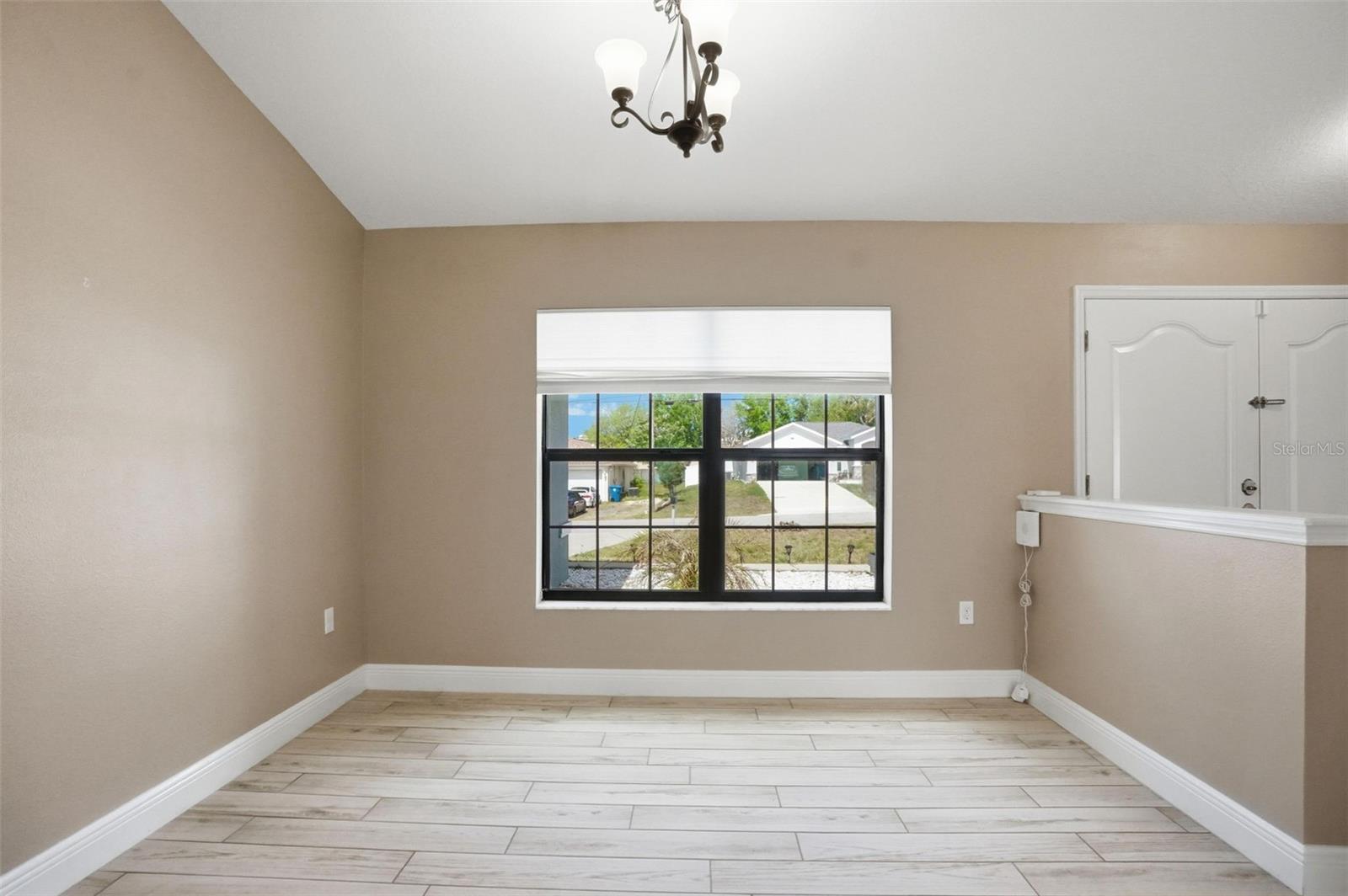 Listing photo id 15 for 4128 Everett Avenue