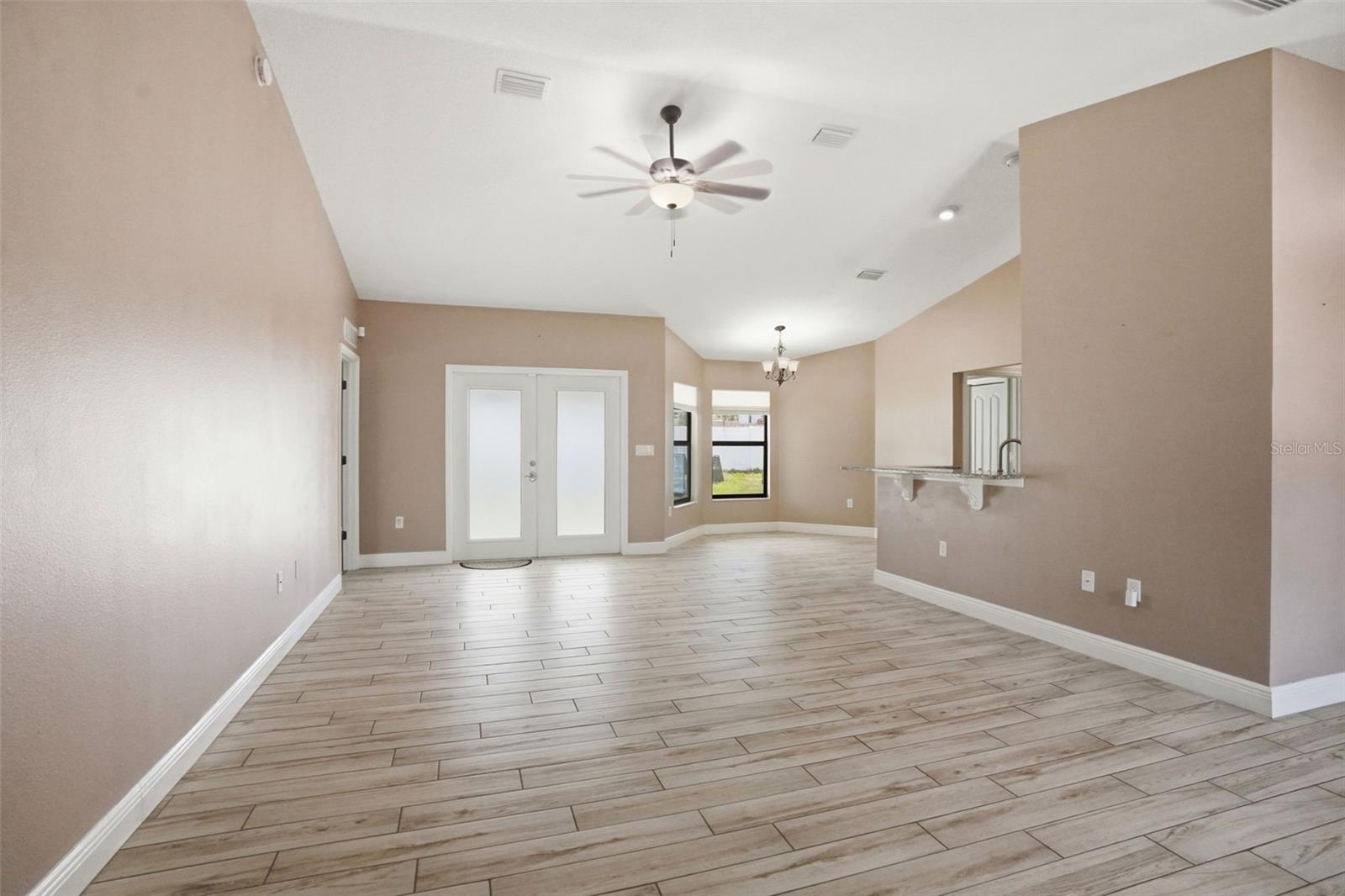 Listing photo id 17 for 4128 Everett Avenue