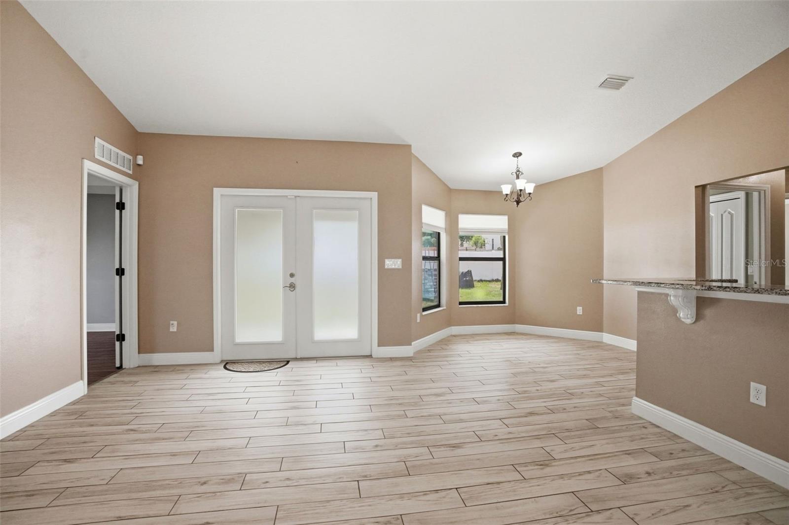 Listing photo id 21 for 4128 Everett Avenue