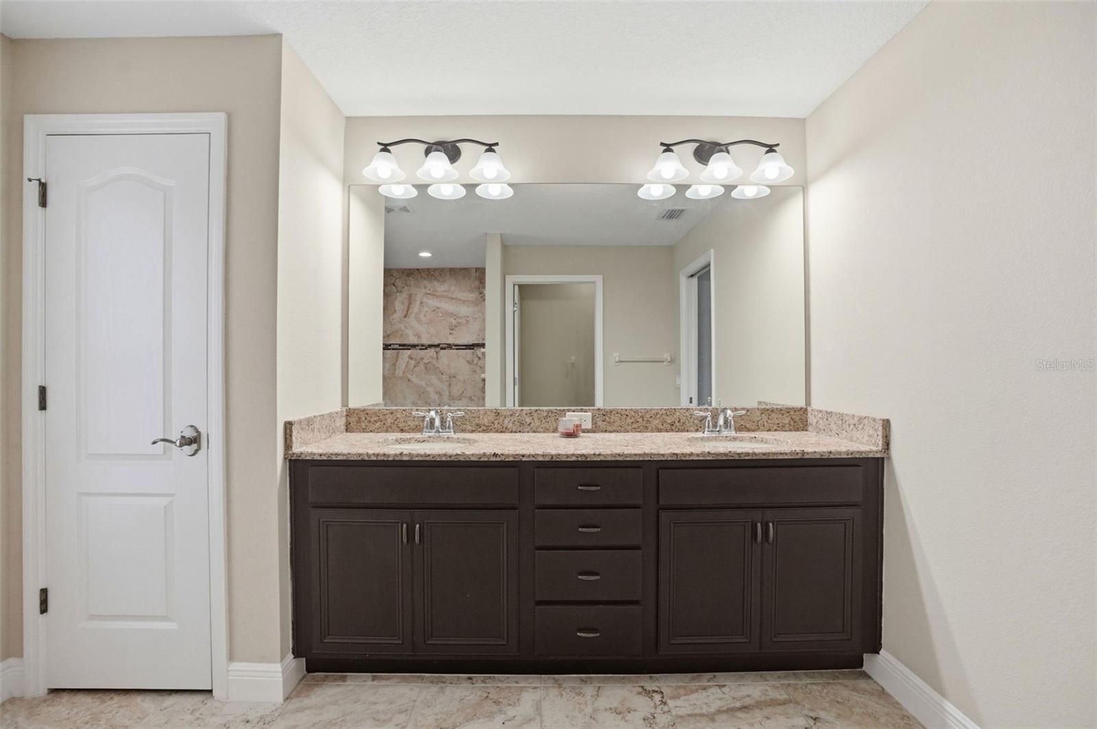 Listing photo id 27 for 4128 Everett Avenue