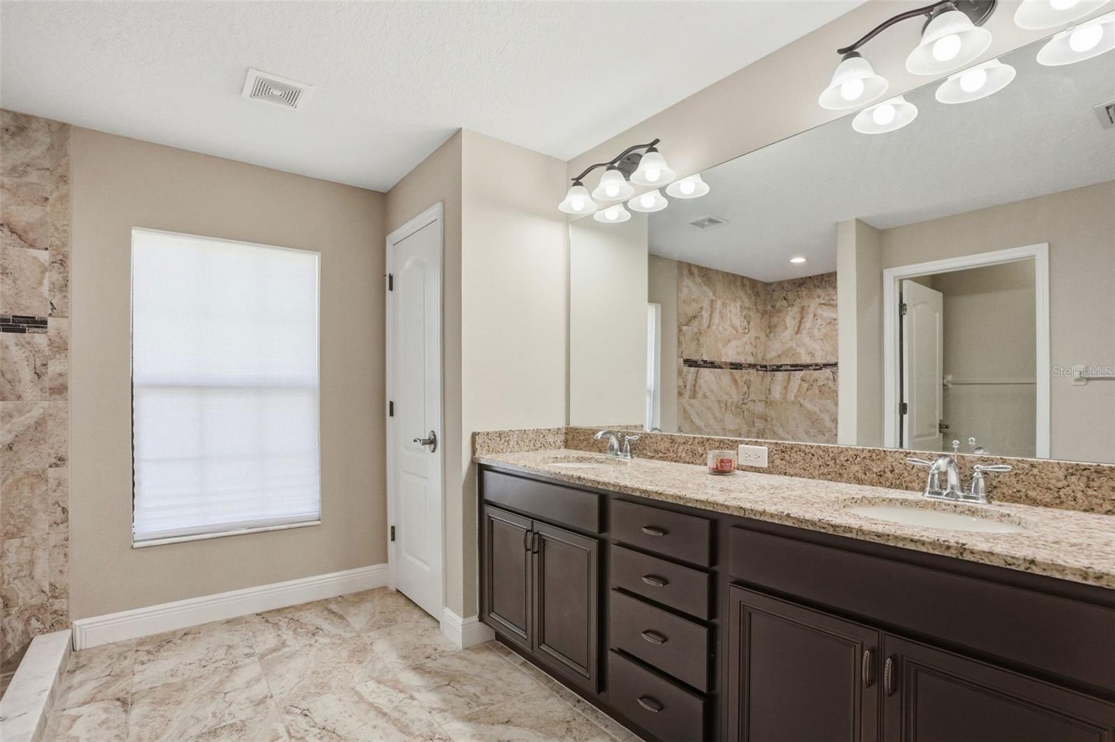 Listing photo id 28 for 4128 Everett Avenue