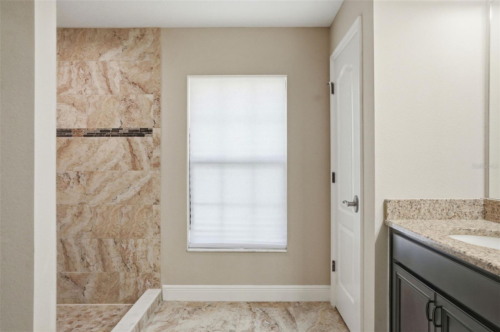 Listing photo id 31 for 4128 Everett Avenue