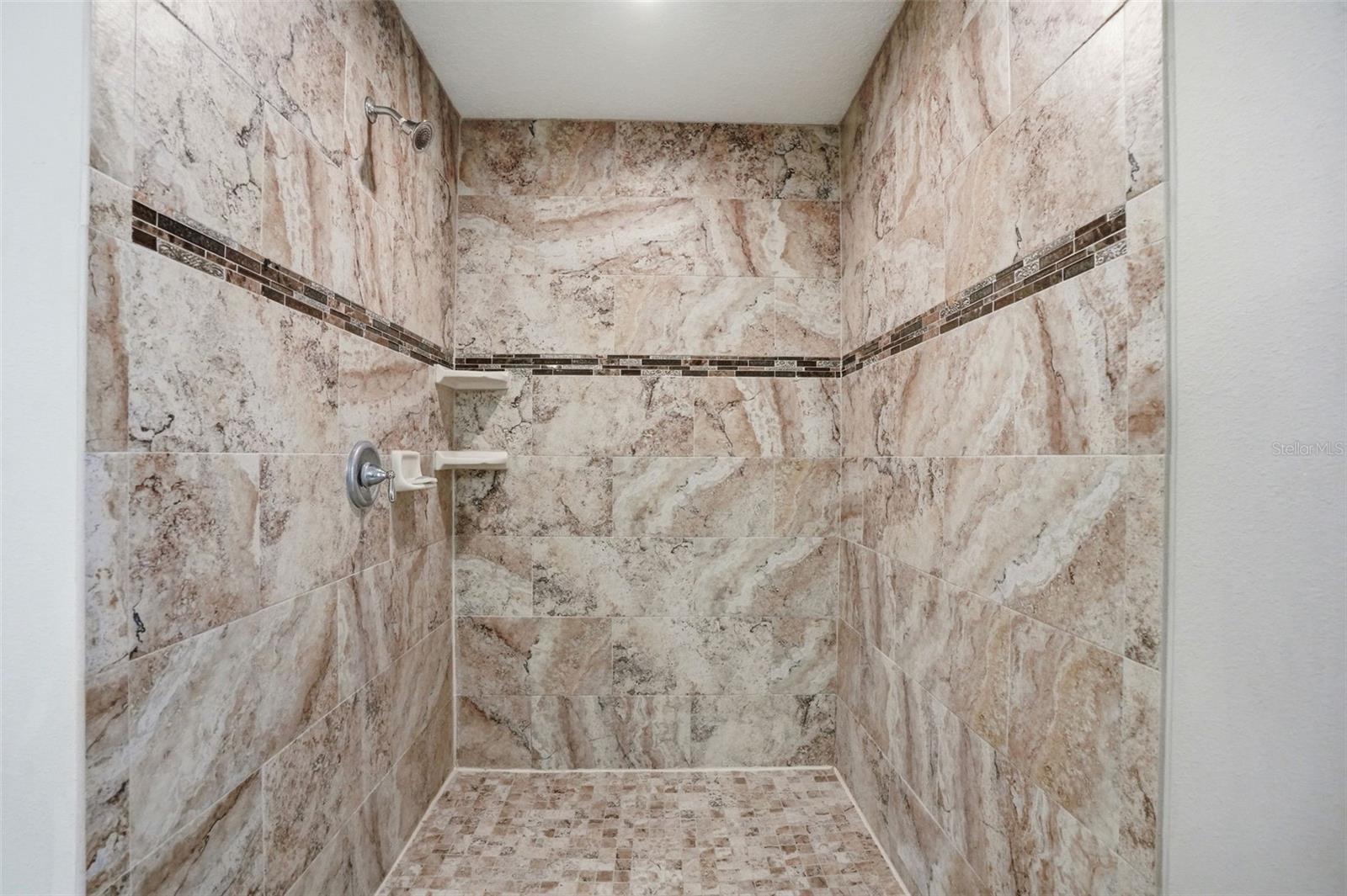 Listing photo id 33 for 4128 Everett Avenue