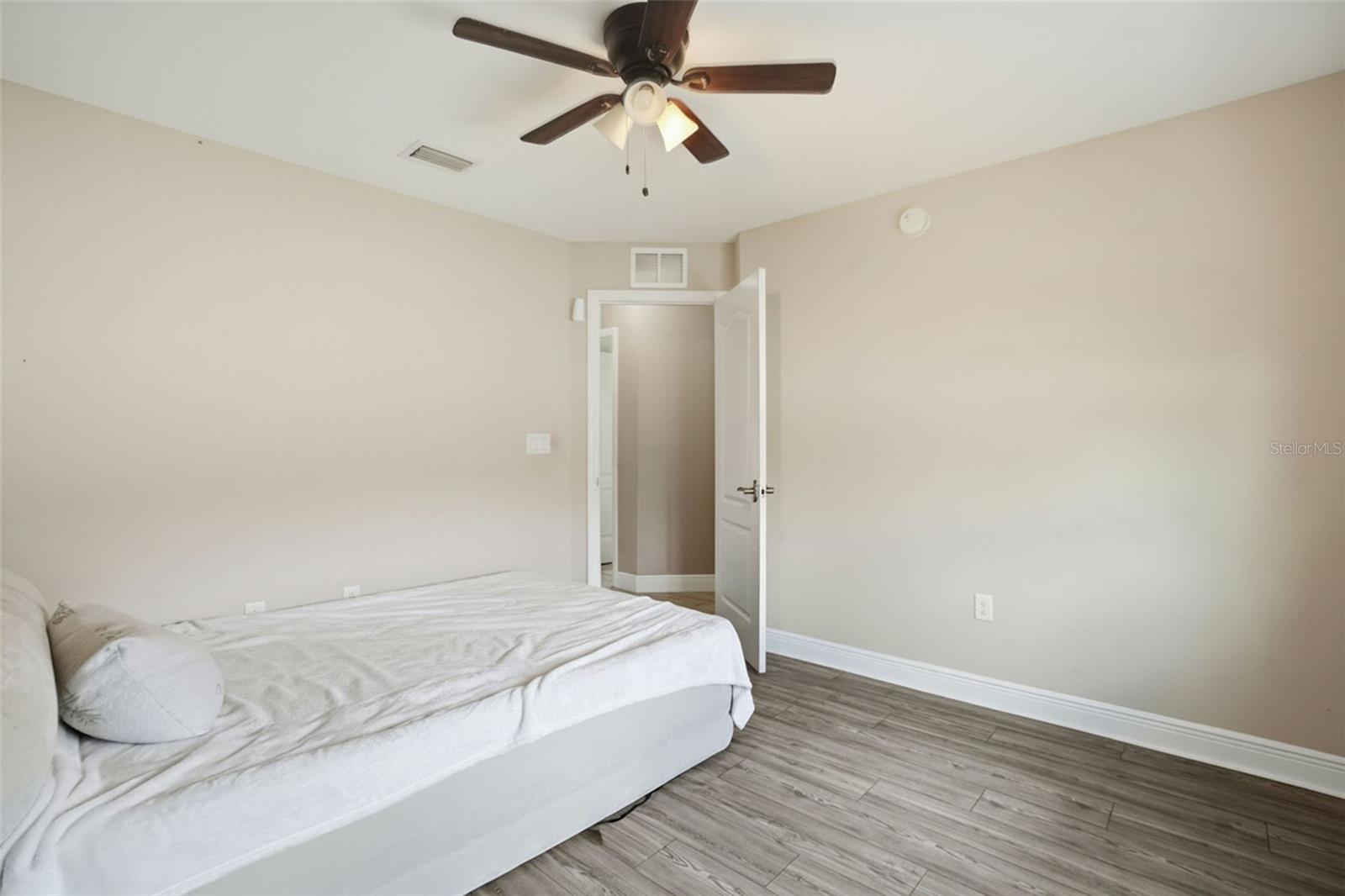 Listing photo id 38 for 4128 Everett Avenue