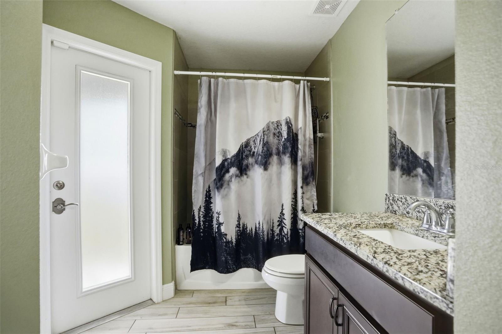 Listing photo id 39 for 4128 Everett Avenue