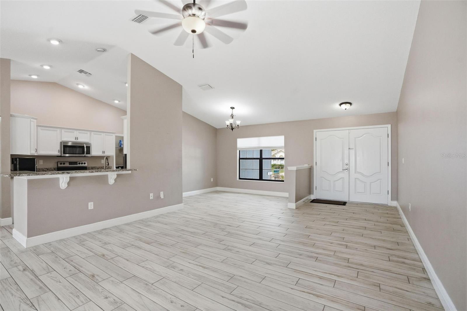 Listing photo id 3 for 4128 Everett Avenue