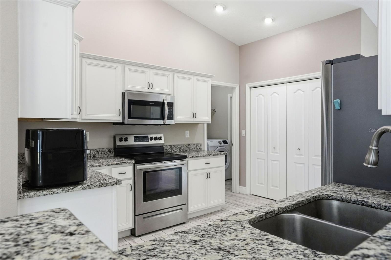 Listing photo id 4 for 4128 Everett Avenue