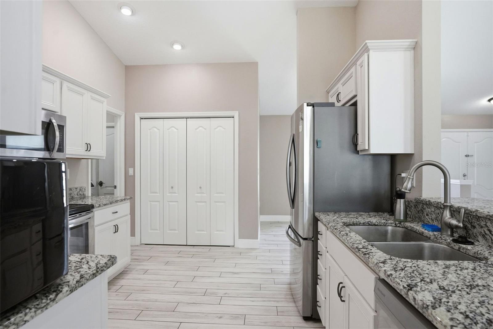 Listing photo id 5 for 4128 Everett Avenue