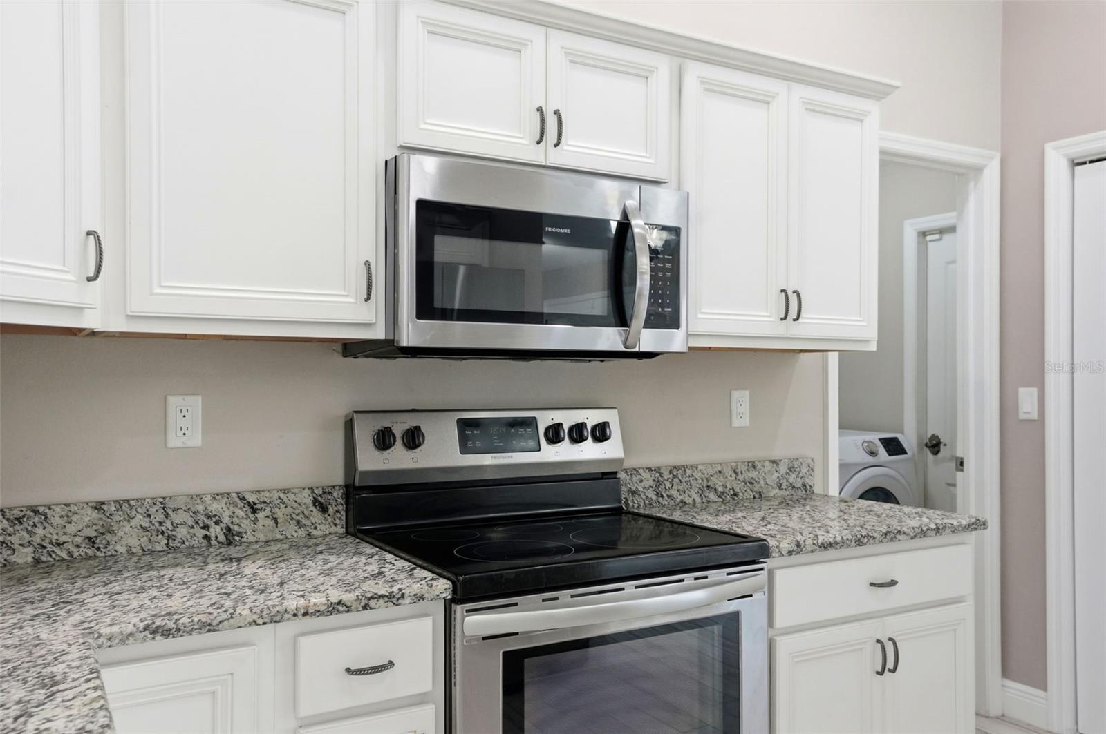 Listing photo id 6 for 4128 Everett Avenue