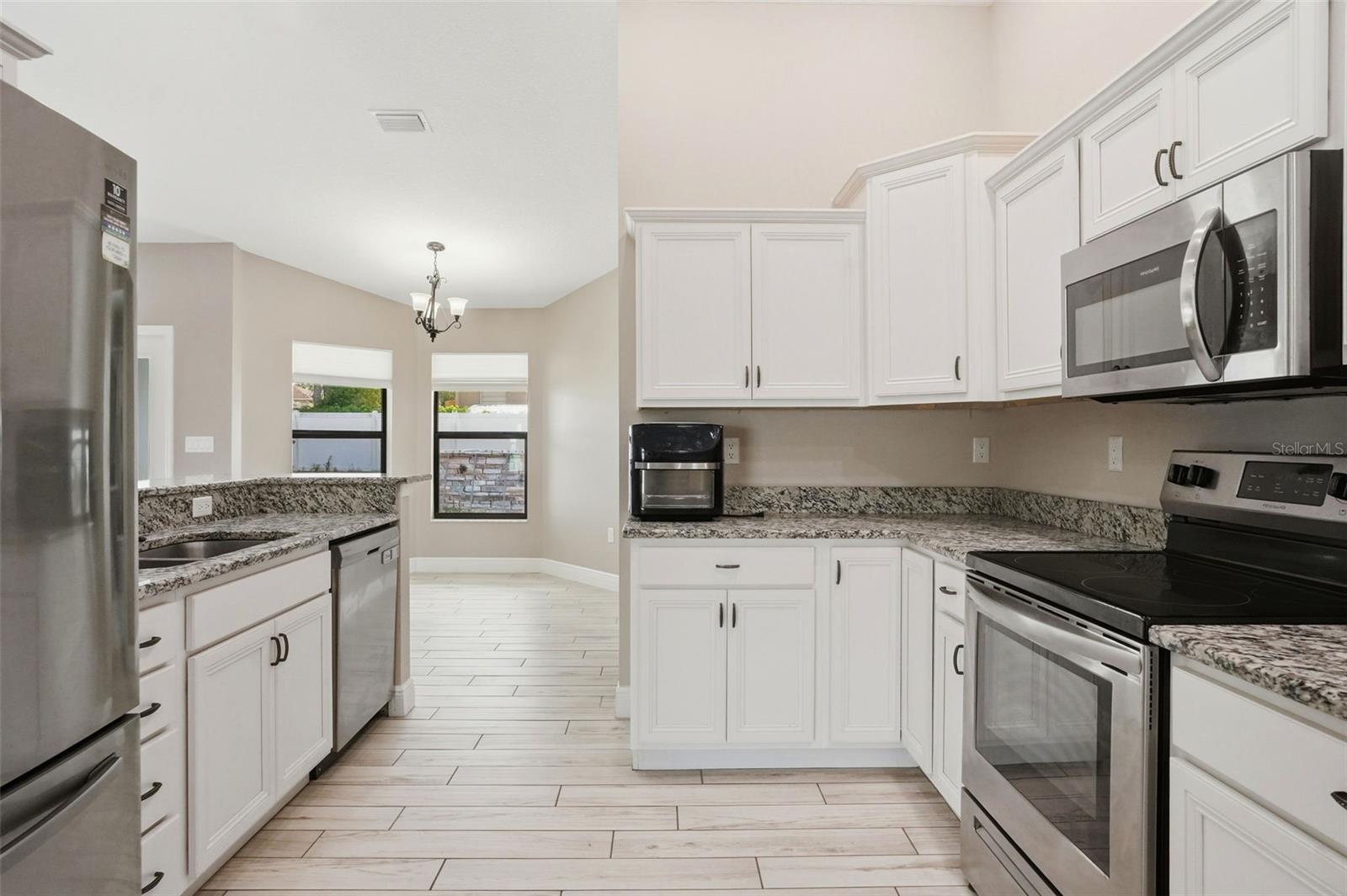 Listing photo id 7 for 4128 Everett Avenue