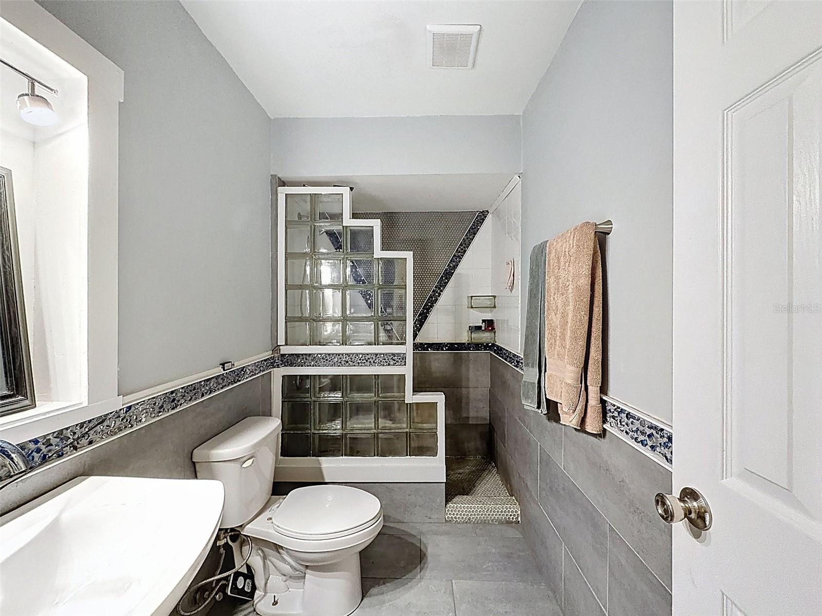 Image 27 of 53 For 16026 Surrey Drive