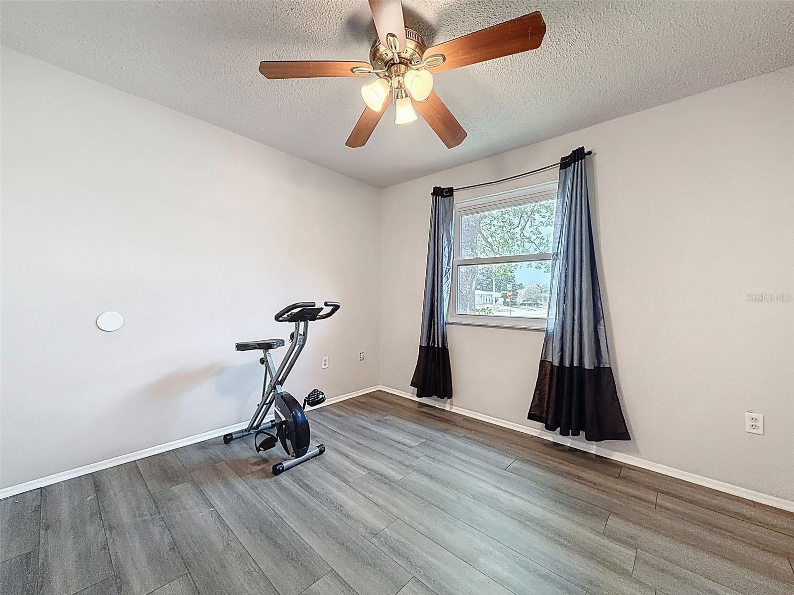 Image 31 of 53 For 16026 Surrey Drive