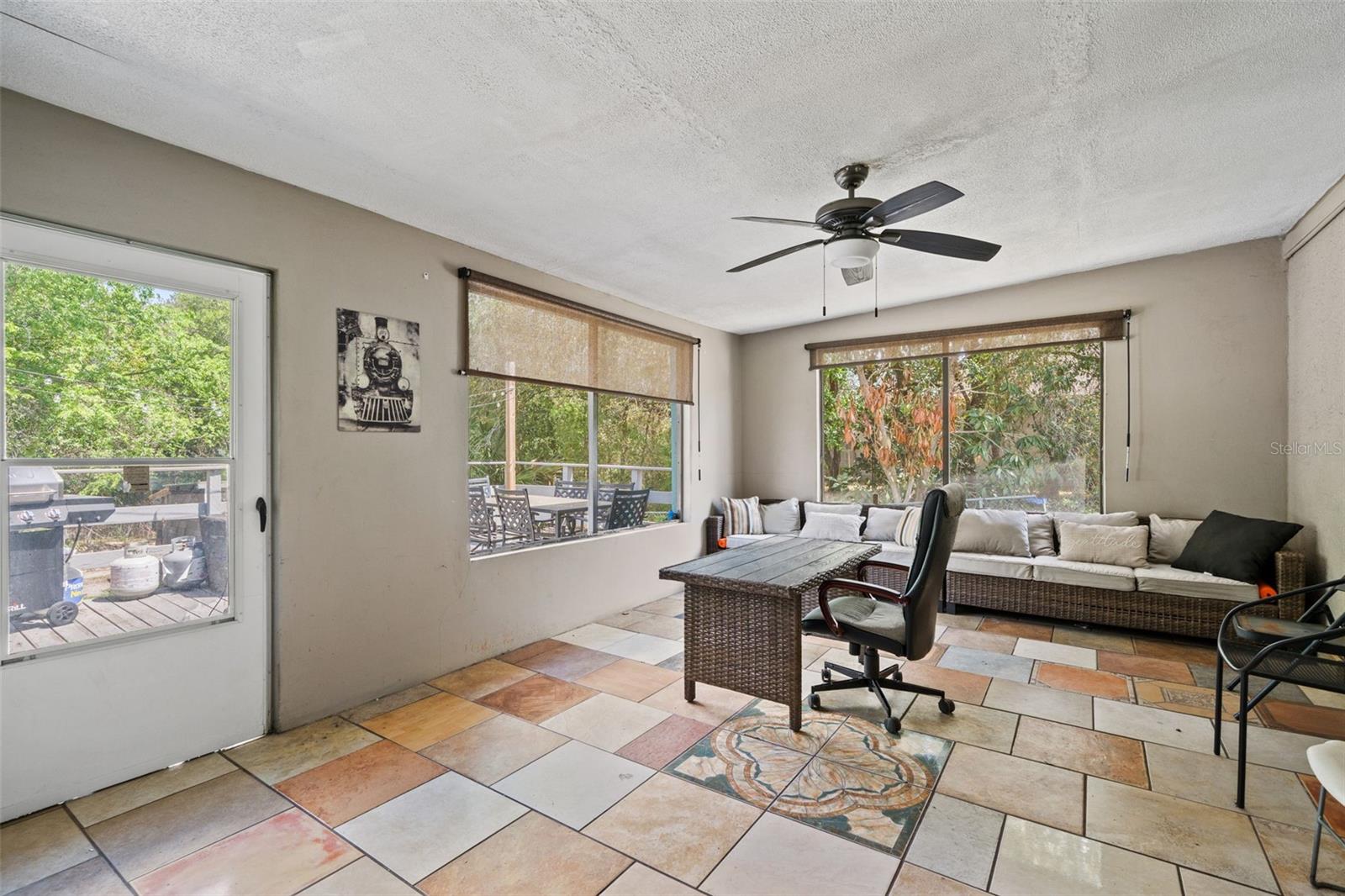 Image 23 of 28 For 12989 Linden Drive