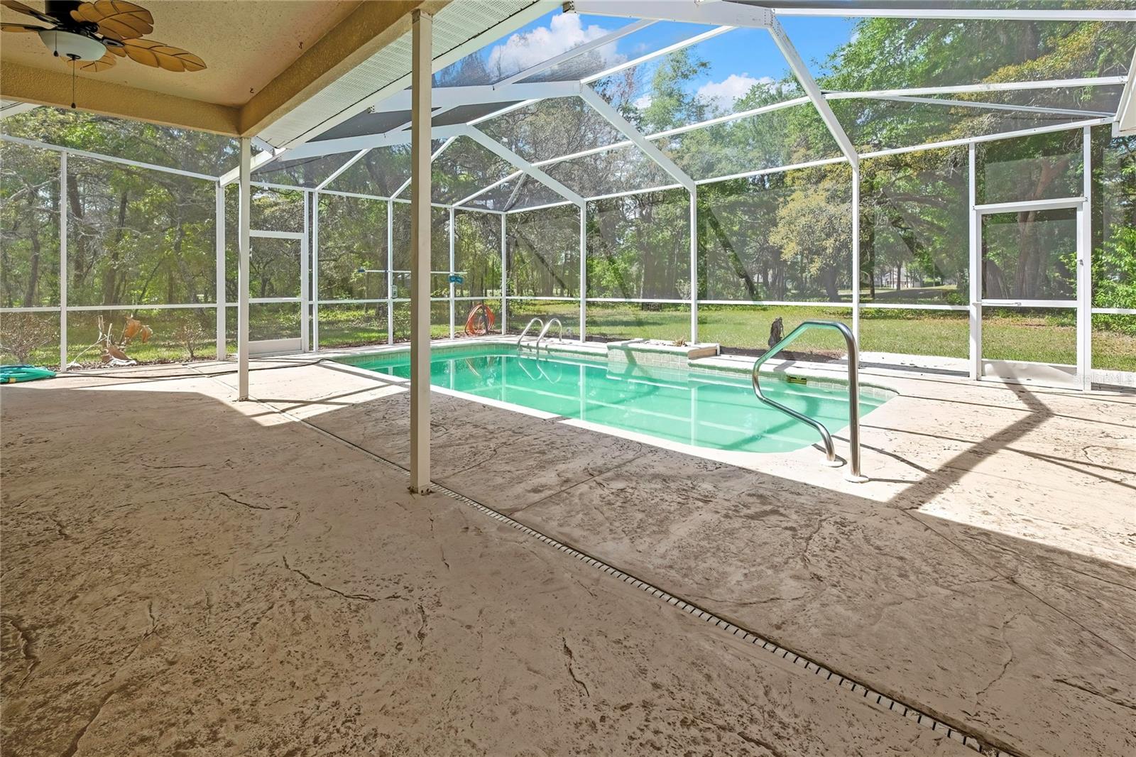 Listing photo id 8 for 2 Woodlee Court S