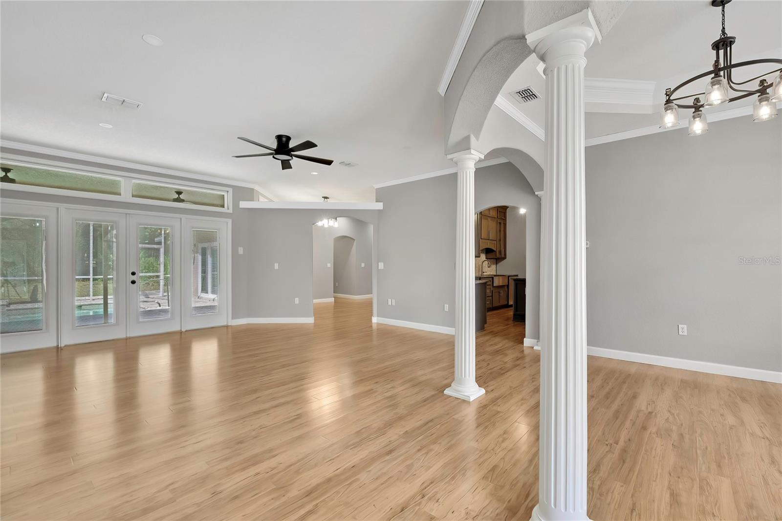 Listing photo id 11 for 2 Woodlee Court S