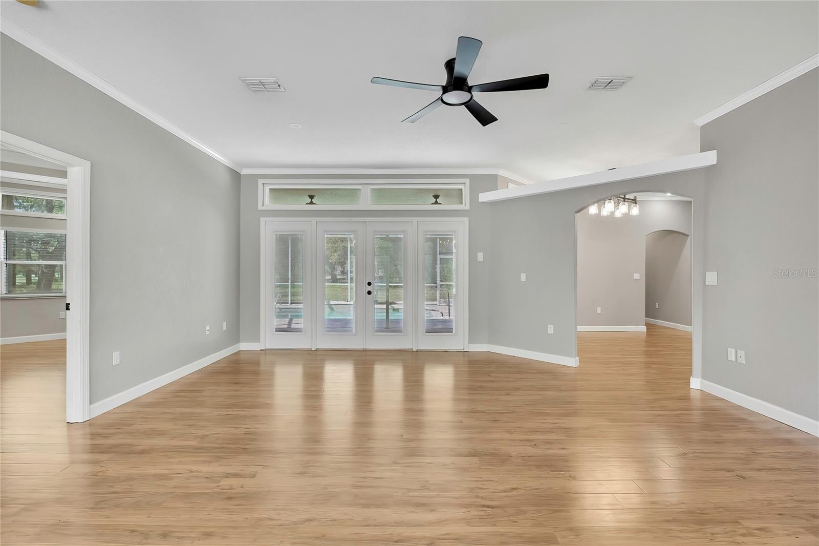 Listing photo id 12 for 2 Woodlee Court S