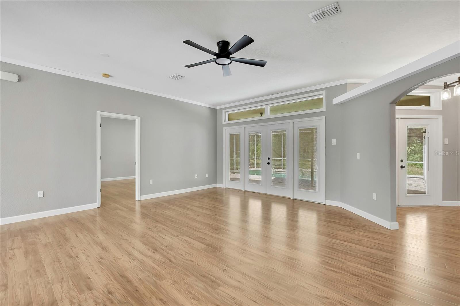 Listing photo id 13 for 2 Woodlee Court S