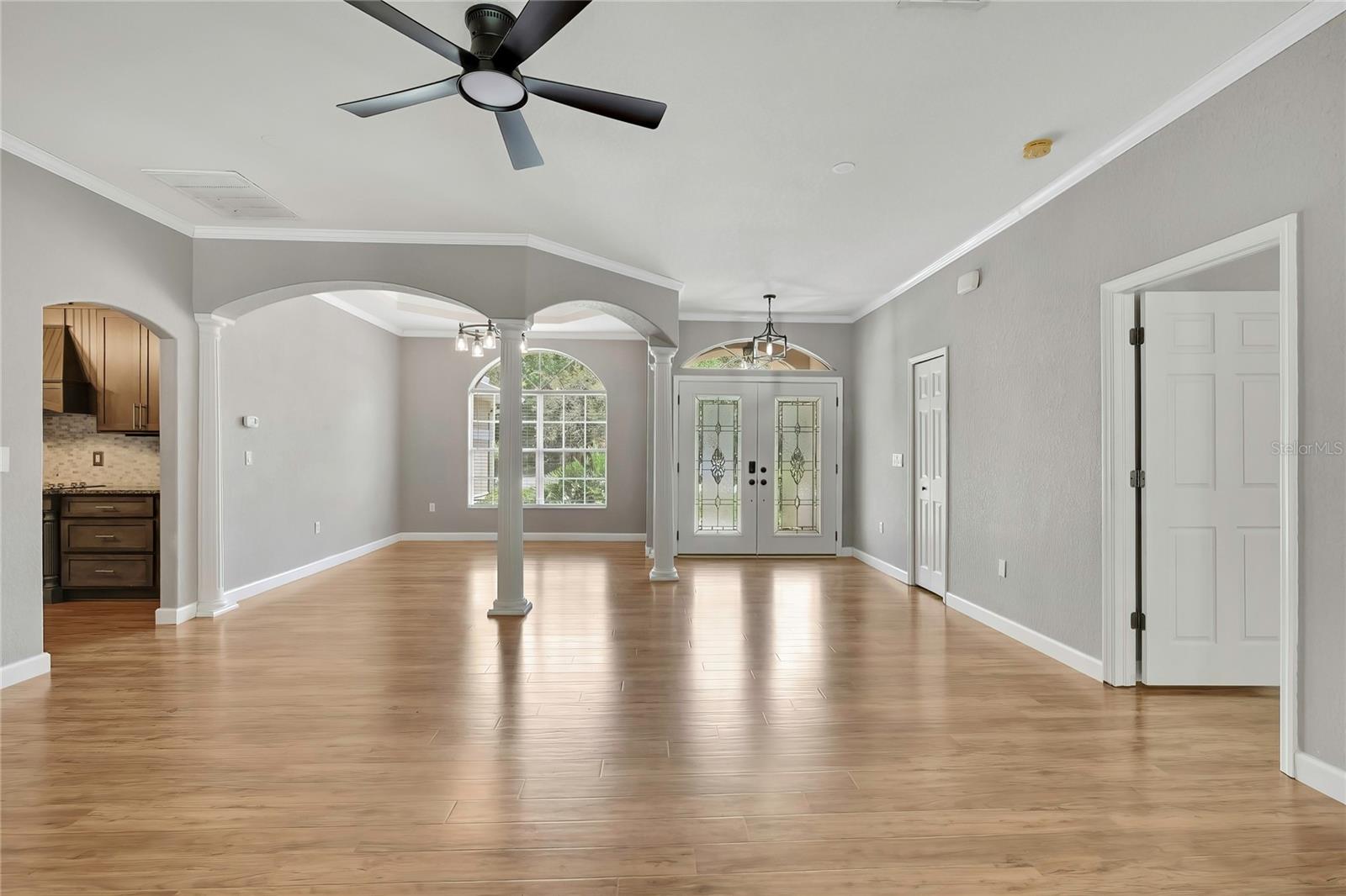 Listing photo id 14 for 2 Woodlee Court S