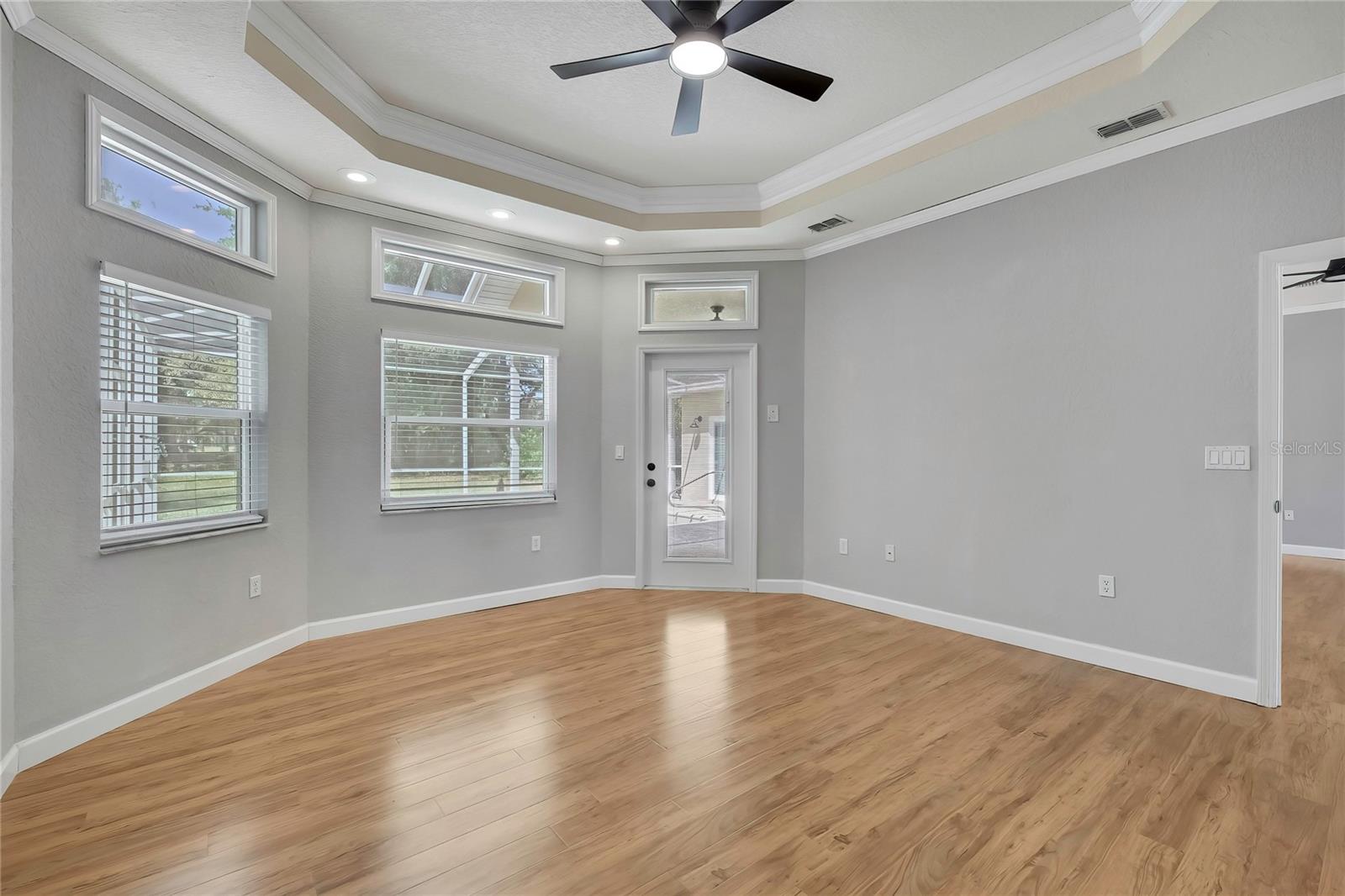 Listing photo id 36 for 2 Woodlee Court S