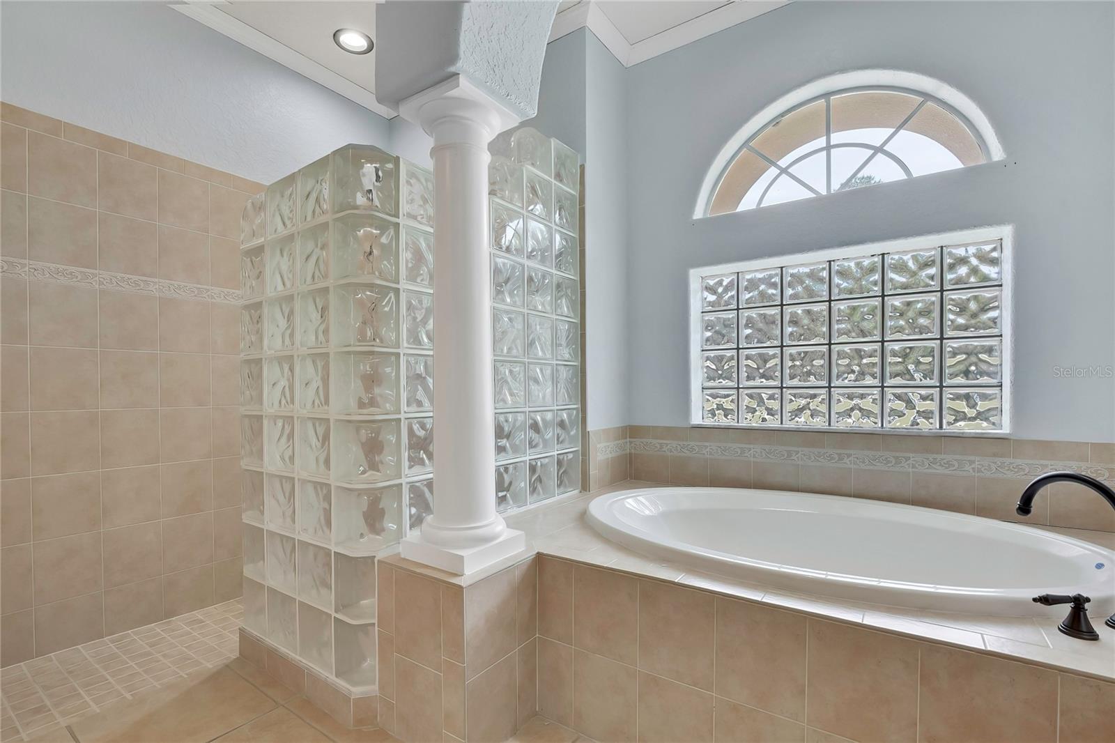 Listing photo id 38 for 2 Woodlee Court S