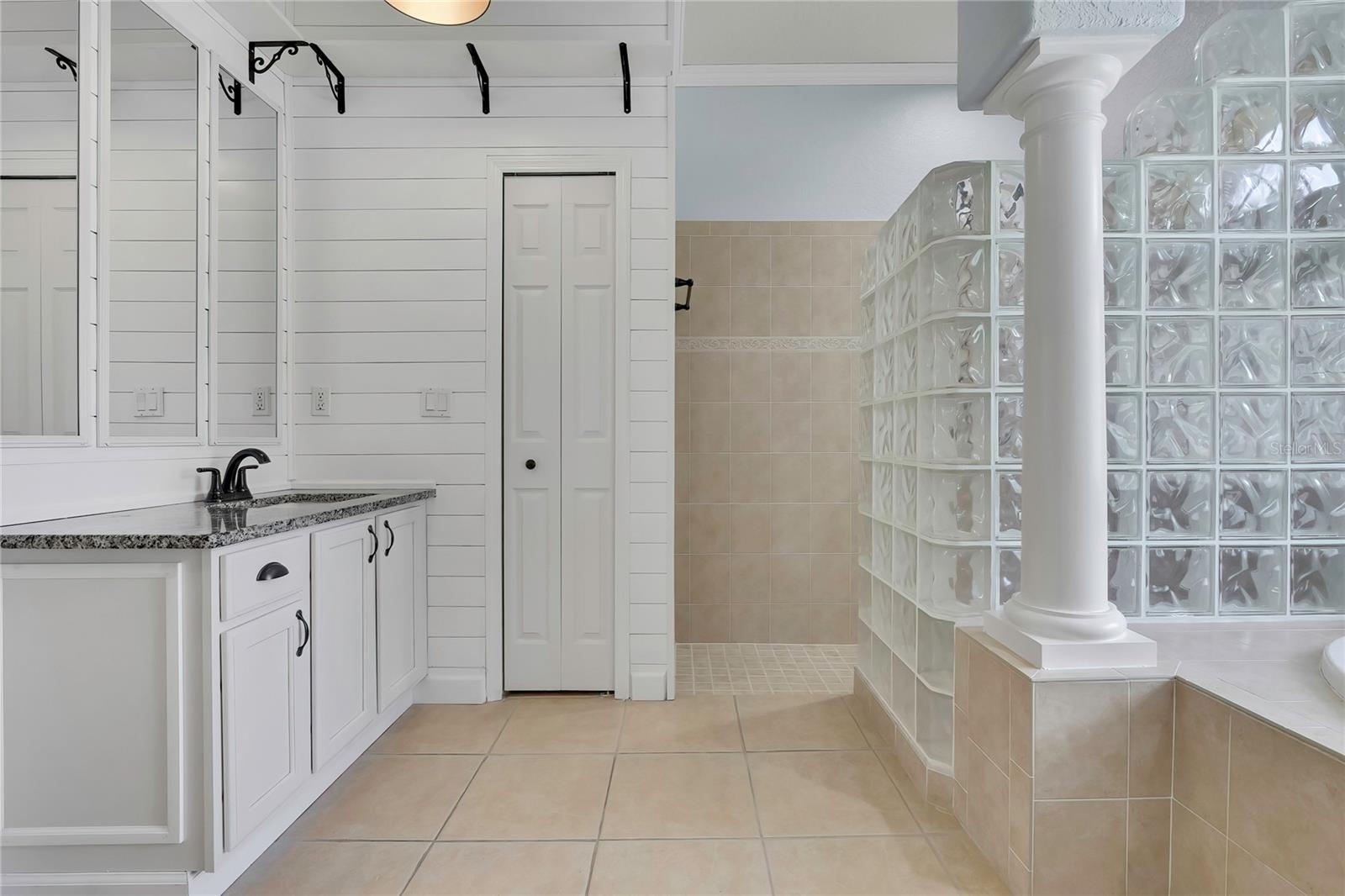 Listing photo id 39 for 2 Woodlee Court S