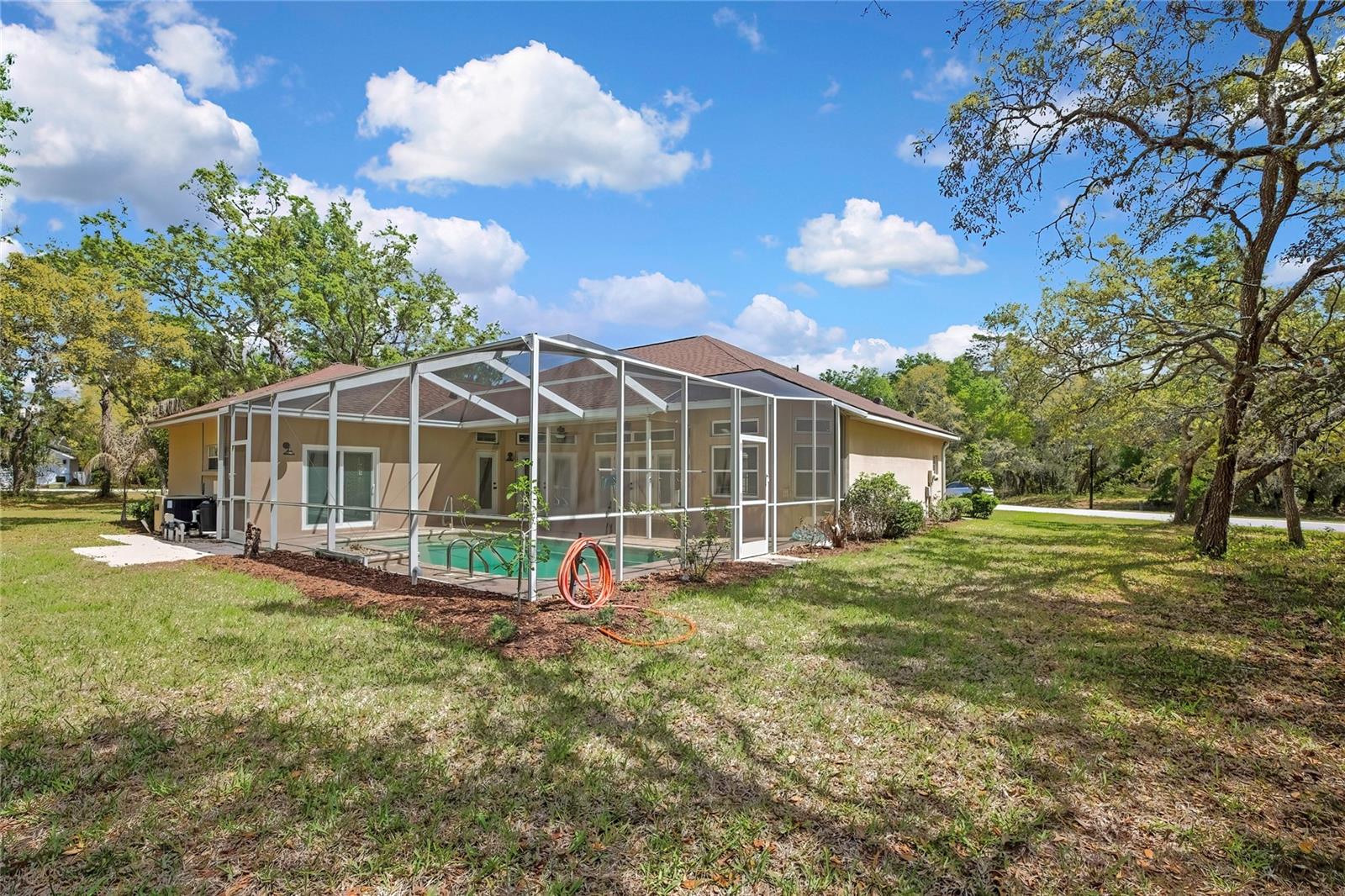 Listing photo id 4 for 2 Woodlee Court S