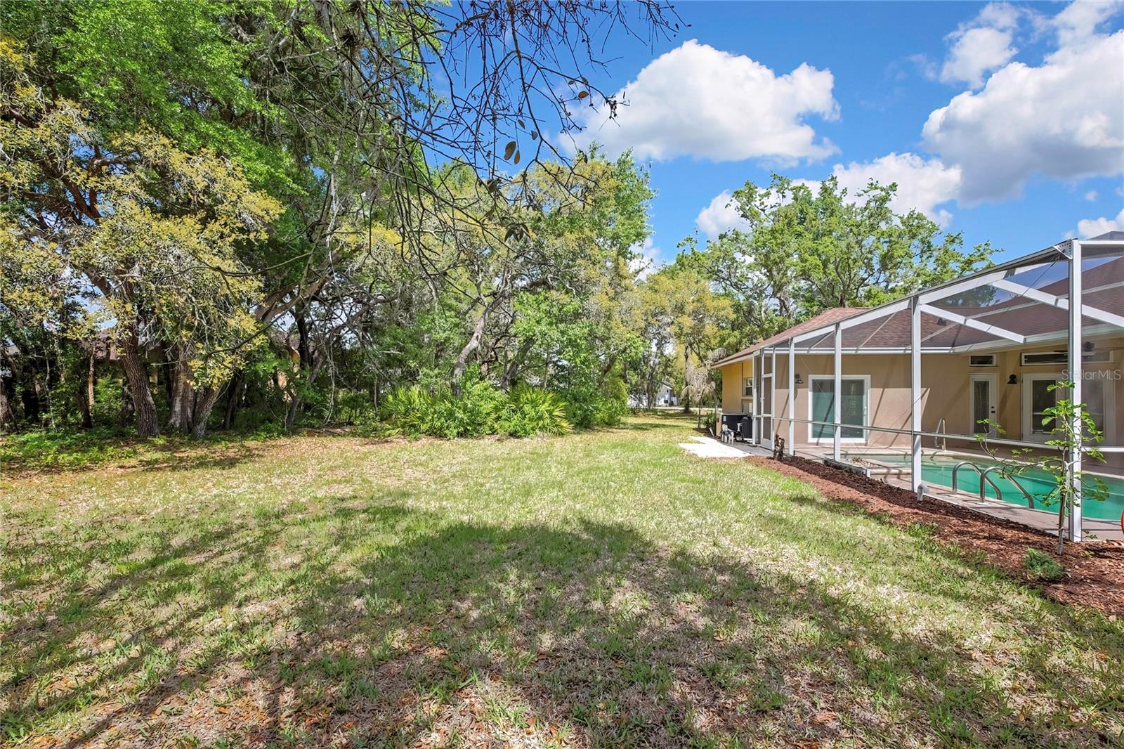 Listing photo id 5 for 2 Woodlee Court S