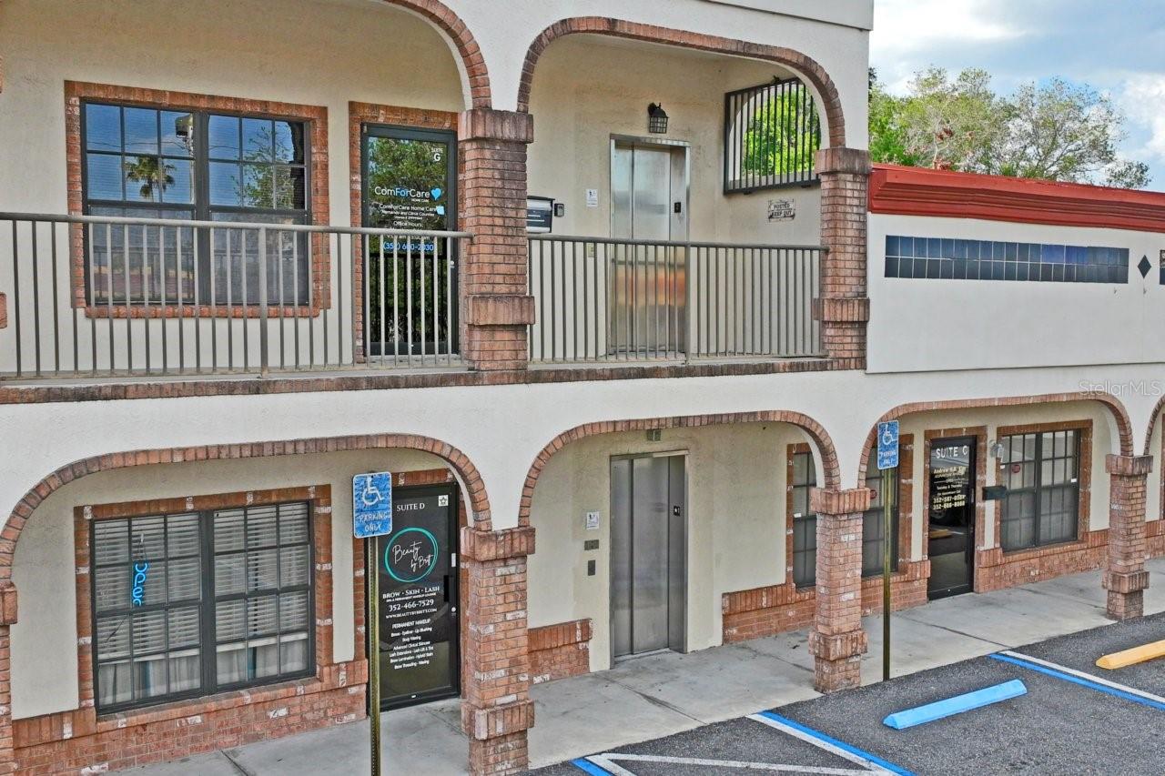 Listing photo id 2 for 5330 Spring Hill Drive A