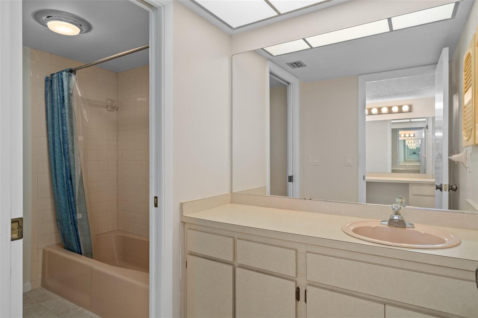 Image 21 of 57 For 8211 Brent Street 836