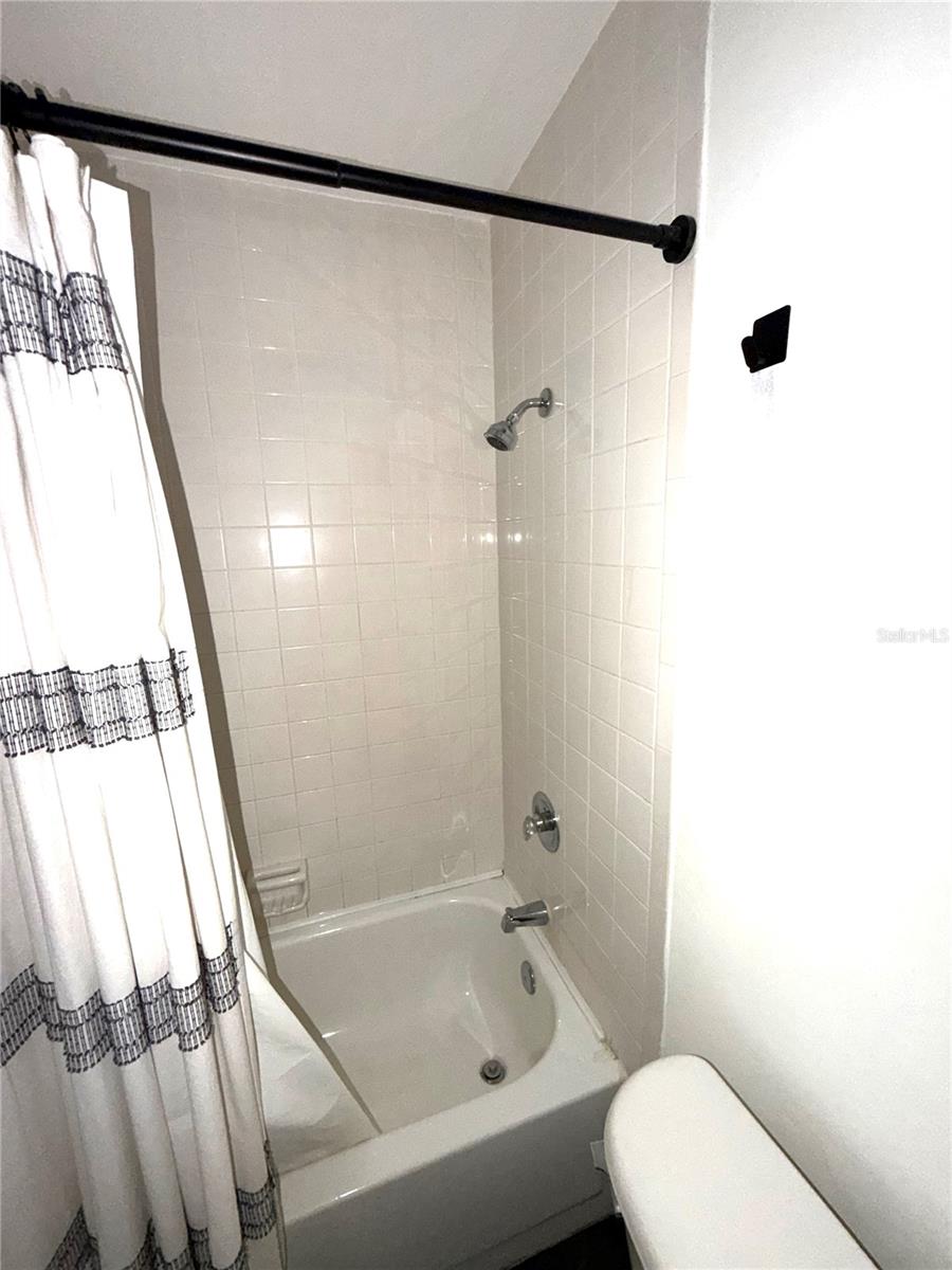 Image 13 of 24 For 3500 Overlook Drive Ne