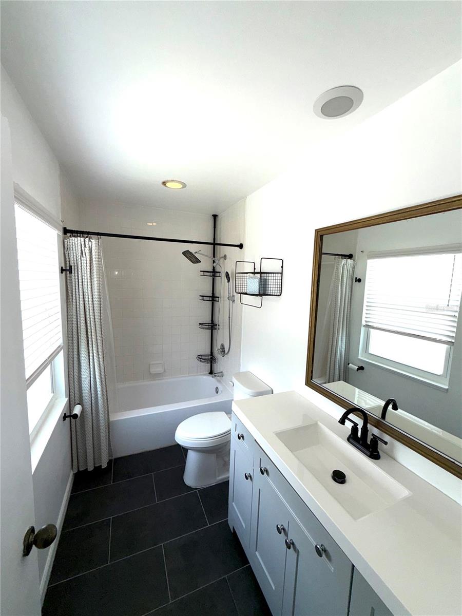 Image 16 of 24 For 3500 Overlook Drive Ne