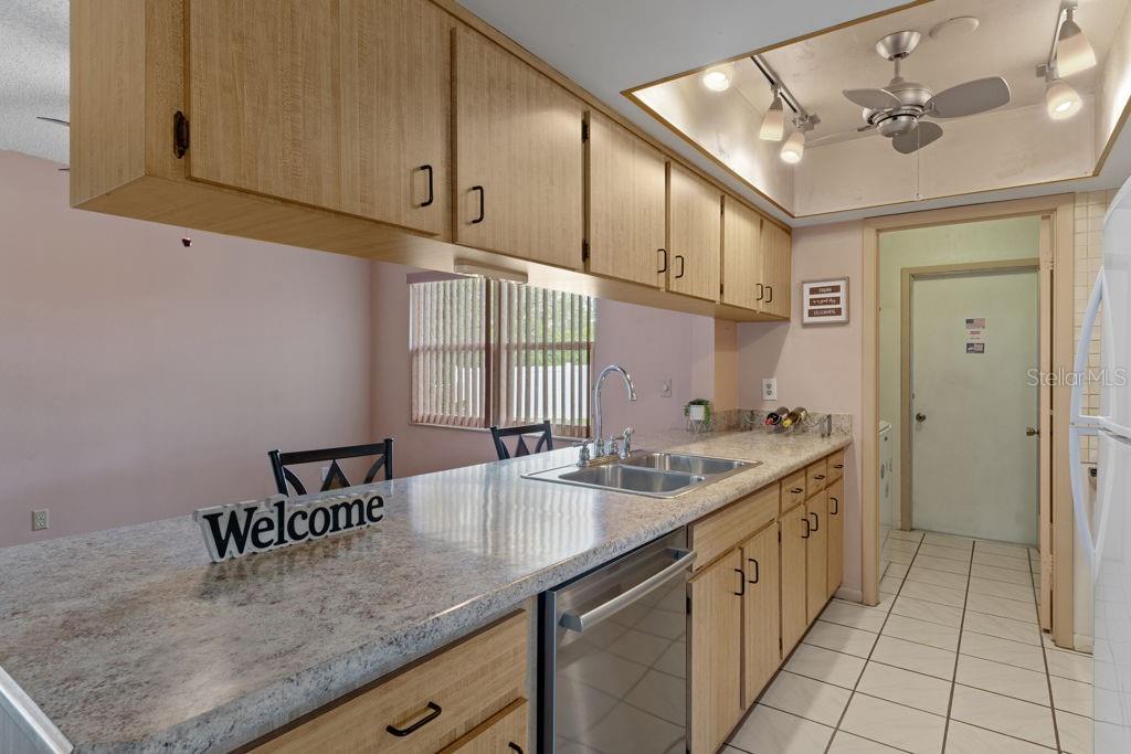 Image 19 of 50 For 5121 Springwood Road