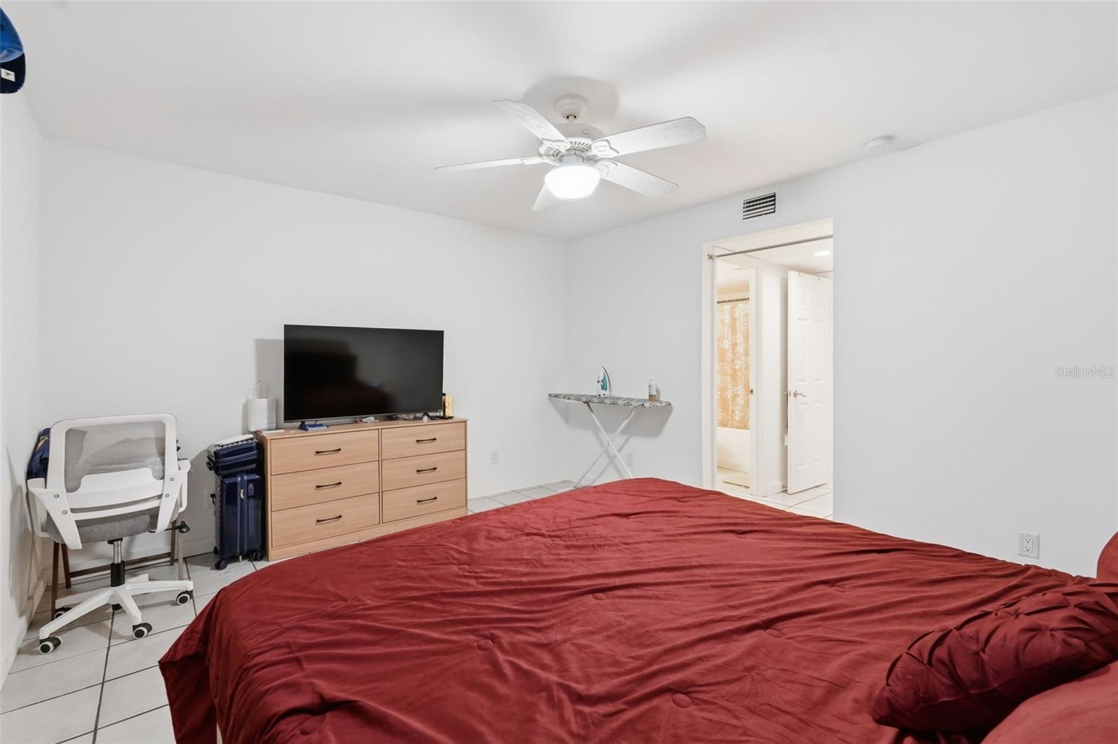 Image 26 of 33 For 6340 Newtown Circle 40a2