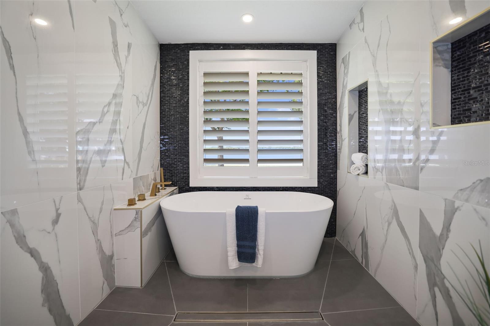 Listing photo id 10 for 11930 Bayshore Drive