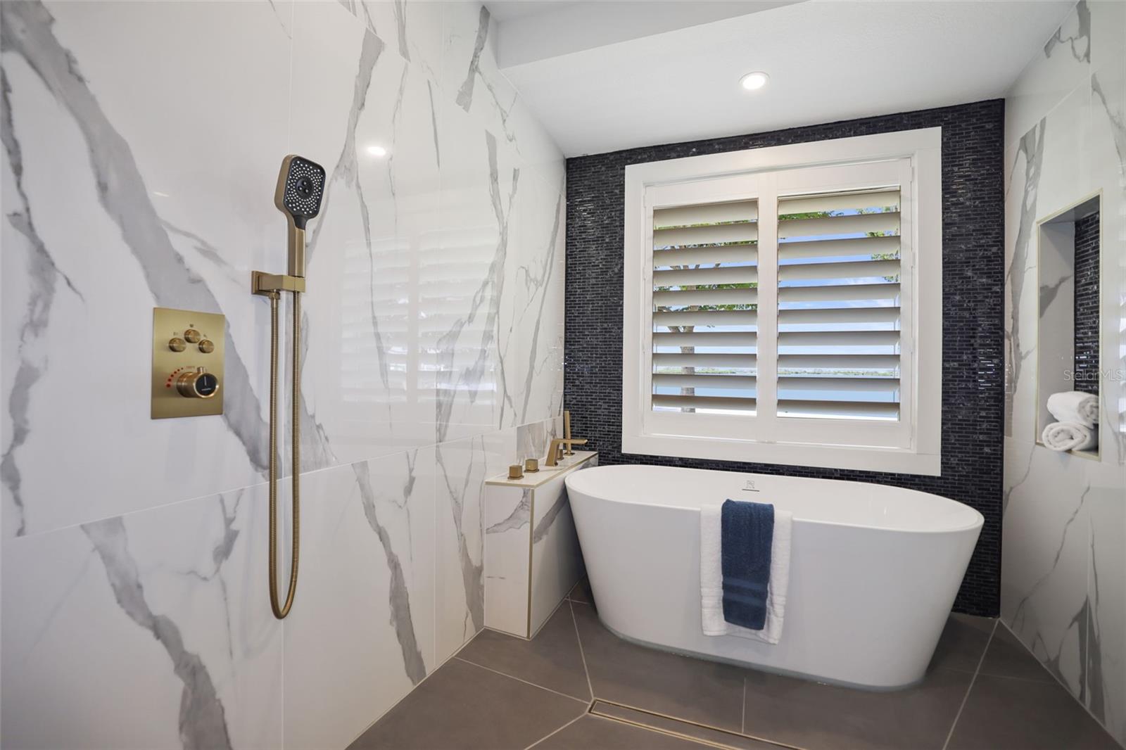 Listing photo id 11 for 11930 Bayshore Drive