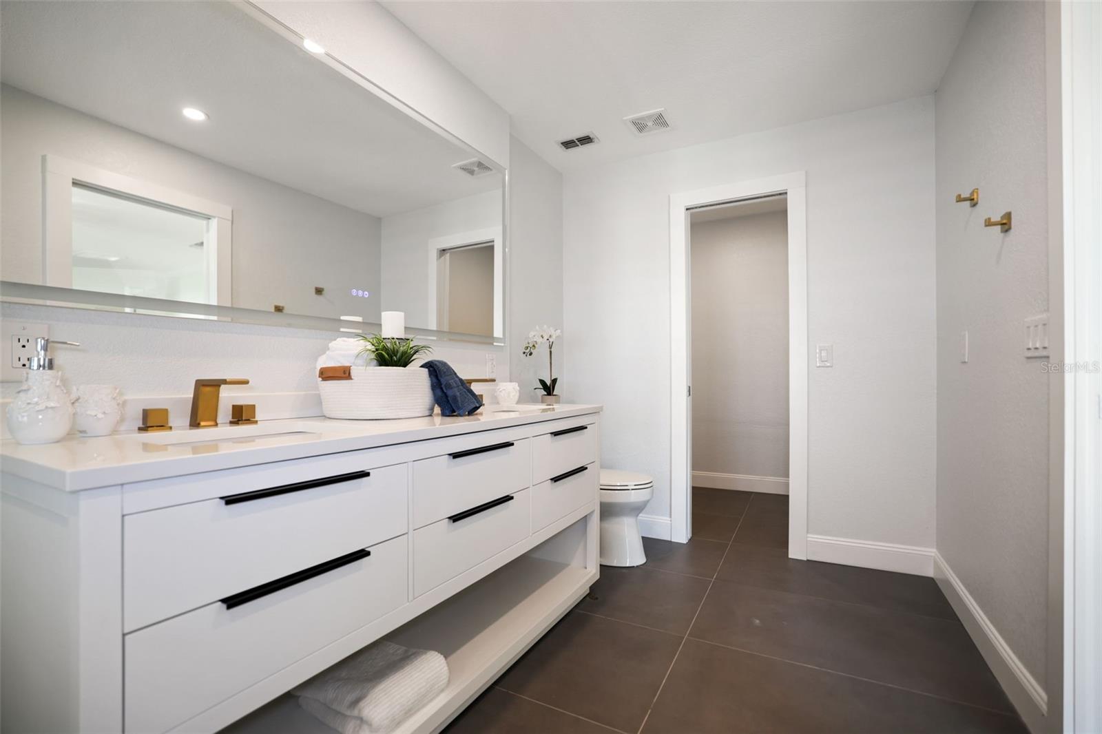 Listing photo id 12 for 11930 Bayshore Drive