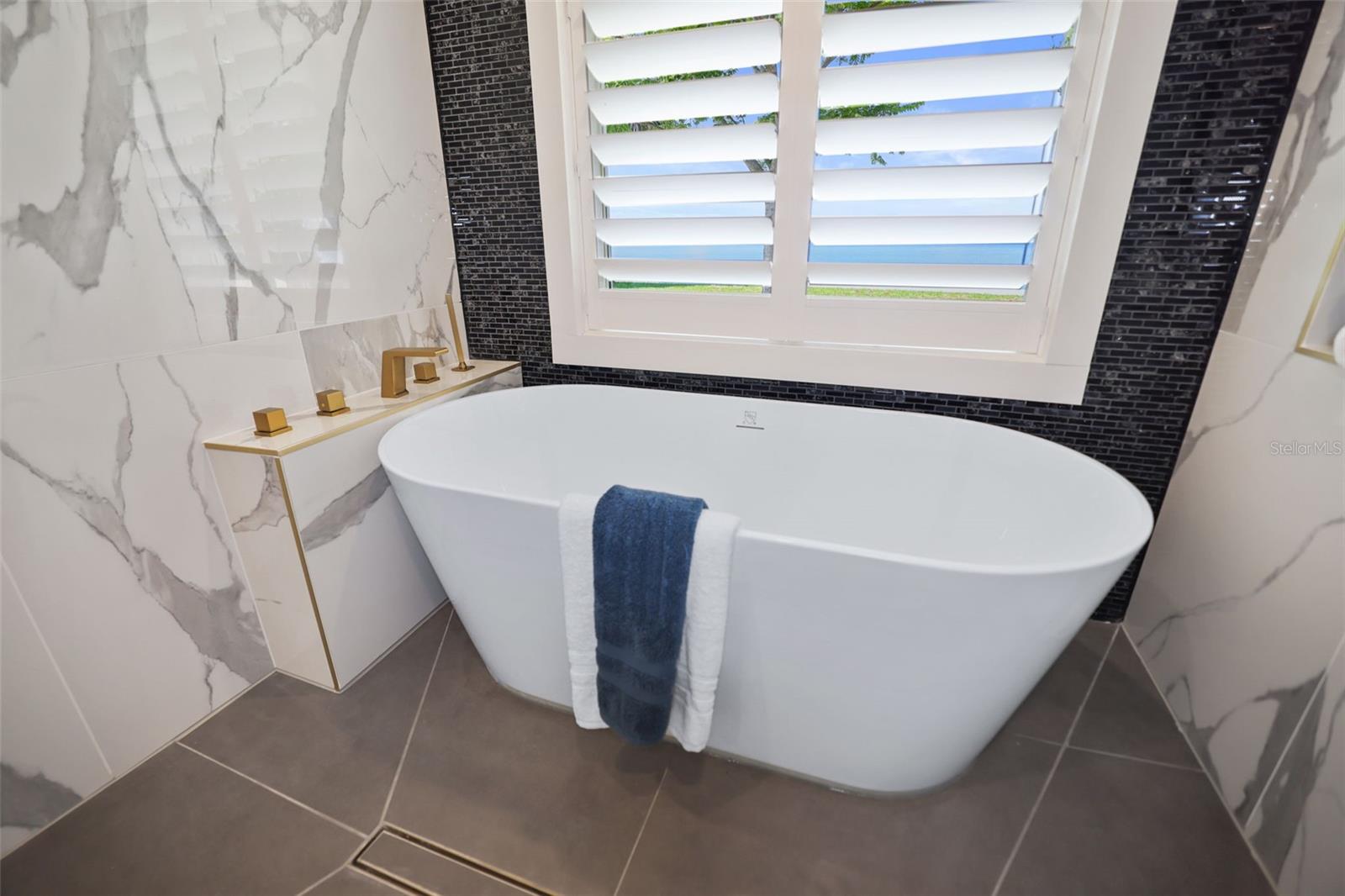 Listing photo id 13 for 11930 Bayshore Drive