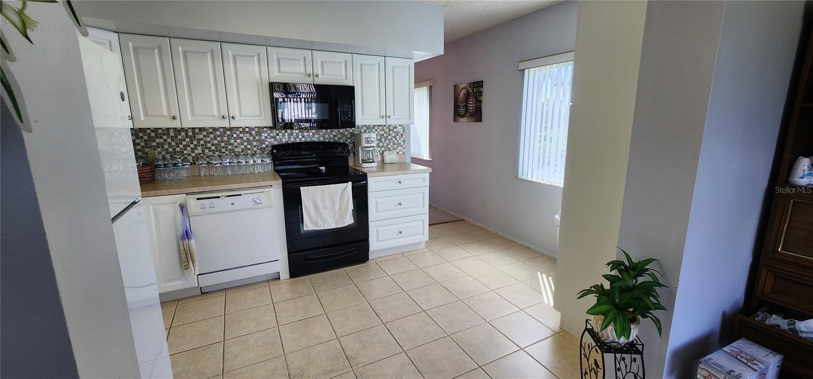 Image 12 of 48 For 2402 Ecuadorian Way 22