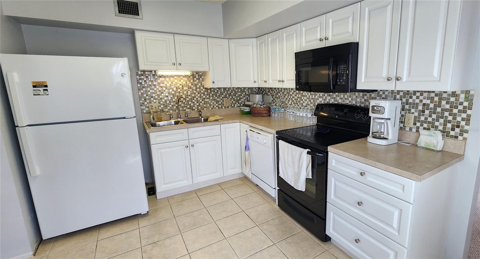 Image 15 of 48 For 2402 Ecuadorian Way 22