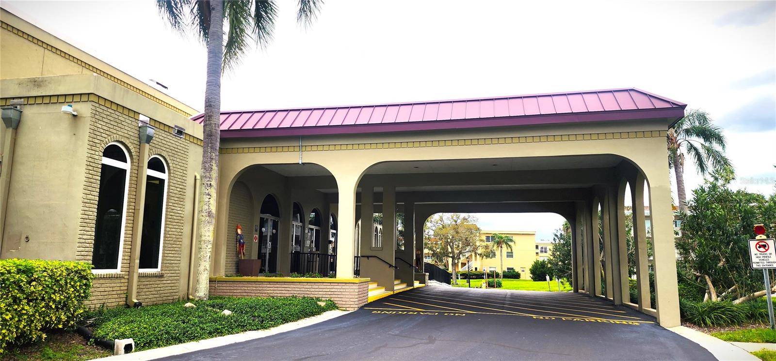 Image 35 of 48 For 2402 Ecuadorian Way 22