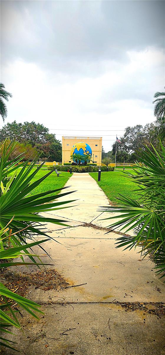 Image 45 of 48 For 2402 Ecuadorian Way 22