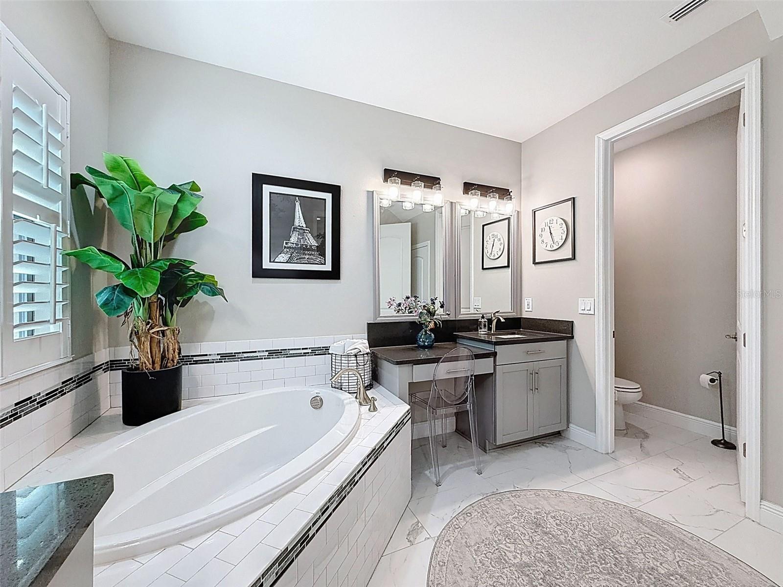 Listing photo id 24 for 21931 Woodshadow Way