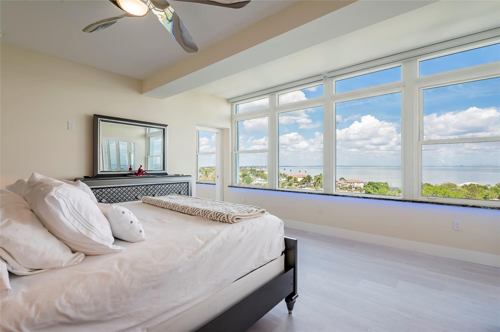 Listing photo id 44 for 1365 Snell Isle Boulevard Ne 9a