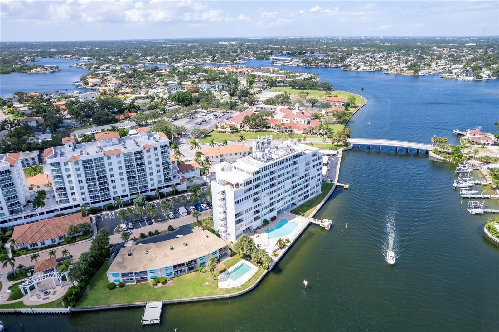 Listing photo id 7 for 1365 Snell Isle Boulevard Ne 9a