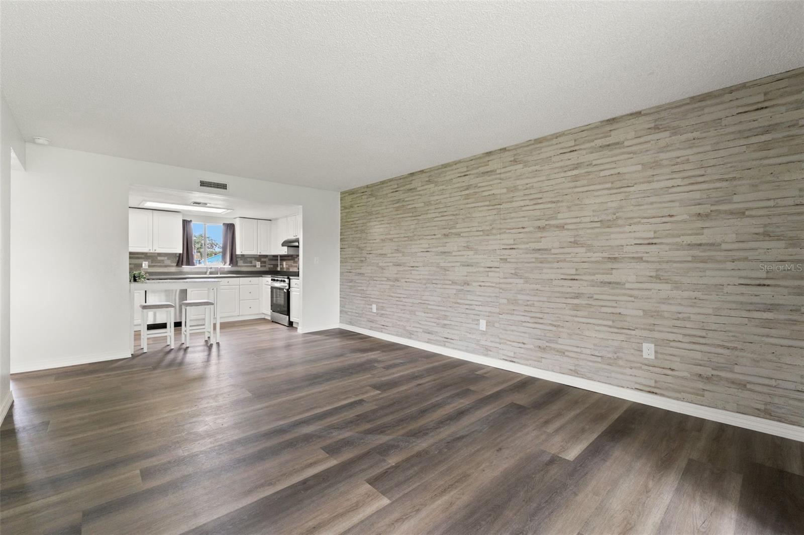 Image 11 of 33 For 7131 Dell Road 2