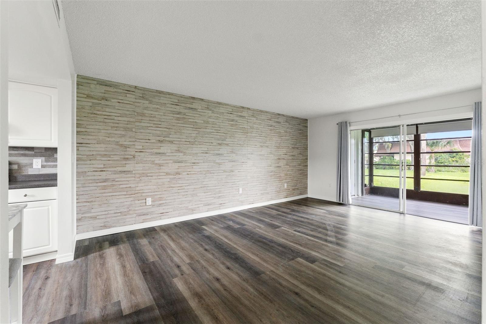 Image 13 of 33 For 7131 Dell Road 2