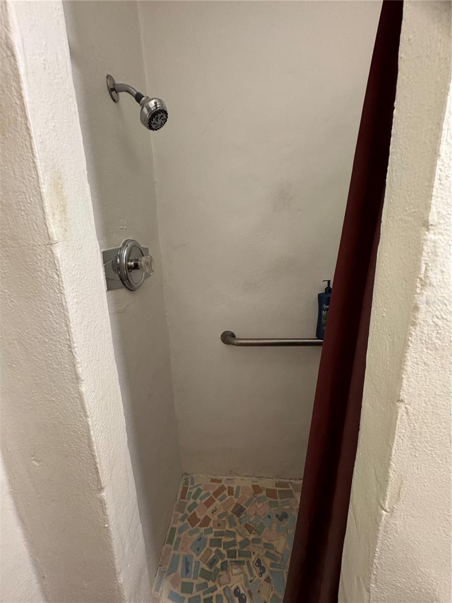 Image 19 of 27 For 542 Roanoke Street